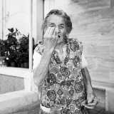 "Ce u�?" - Significa "che vuoi?" ed � forse il gesto pi� diffuso. Si realizza unendo le punte delle dita verso l'alto: la mano � quindi chiusa "a cono"